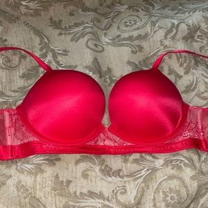 Victoria’s Secret bombshell push-up bra